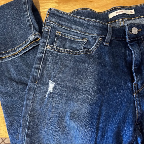Women’s Levi’s 711 Skinny distressed jeans - Picture 7 of 10
